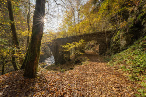 Gemeinde Obernzell Landkreis Passau Erlau Erlautal alte Granitbahn-Brücke (Dirschl Johann) Deutschland PA